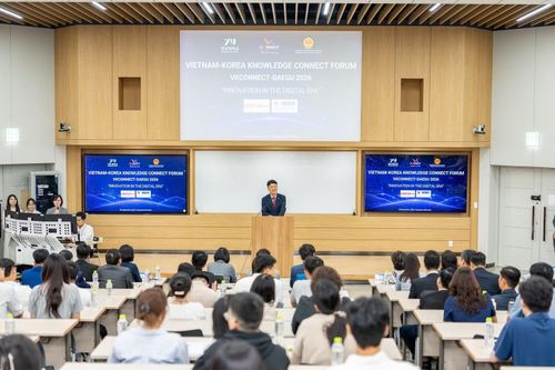 Đại diện lãnh đạo Đại học Yeungnam chia sẻ kinh nghiệm với các nhà nghiên cứu trẻ Việt-Hàn.