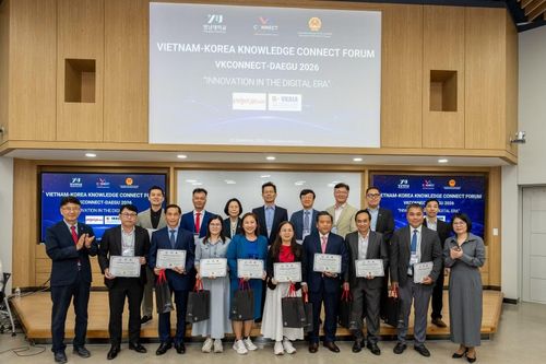 Tổng Lãnh sự Việt Nam tại Busan Đoàn Phương Lan và đại diện Đại học Yeungnam trao chứng nhận cho các cố vấn là chuyên gia, trí thức tham dự diễn đàn.