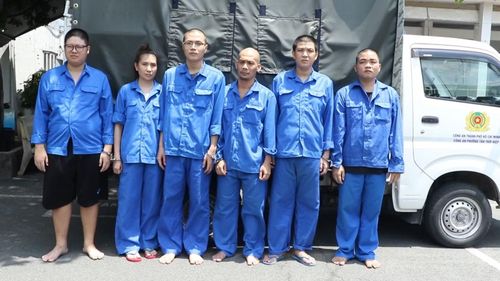 Đối tượng Lê Hiền Anh (thứ 3 từ phải sang) và các đồng phạm tại Cơ quan Công an.