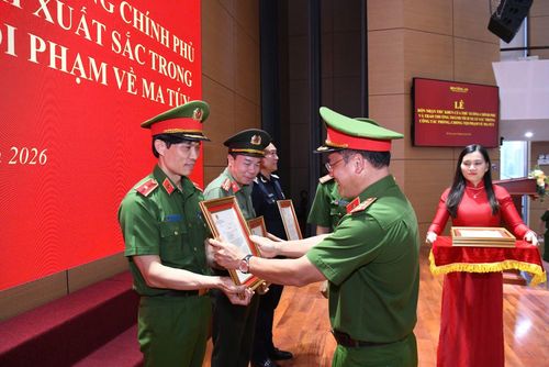Thứ trưởng Nguyễn Văn Long trao Thư khen của Thủ tướng Chính phủ cho 6 tập thể có thành tích trong đấu tranh chuyên án.