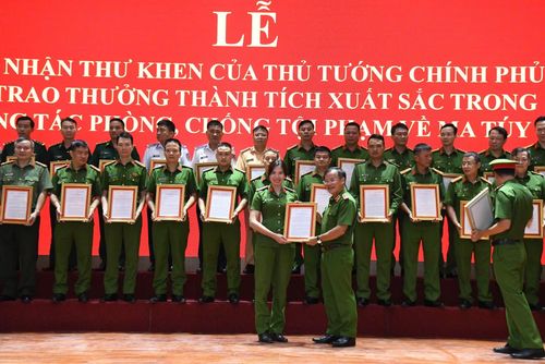 Thứ trưởng Nguyễn Văn Long trao thưởng đột xuất của Bộ Công an cho 55 tập thể có thành tích trong đấu tranh 2 chuyên án.
