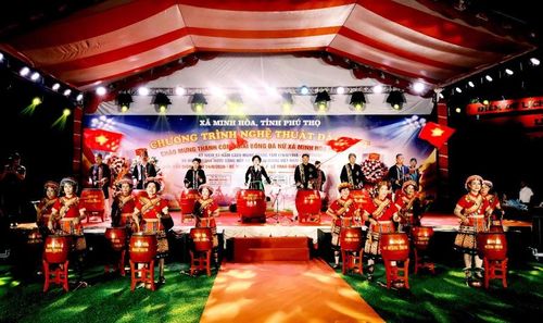 Đoàn trống nghệ thuật Quang Trung biểu diễn chào mừng chương trình.
