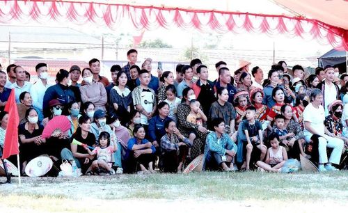 Khán giả cổ vũ nhiệt tình.