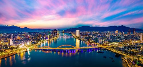 Sông Hàn đang trở thành một trong những trục hội tụ cảnh quan, thương mại, dịch vụ và cư trú của Đà Nẵng. Ảnh: Shutterstock
