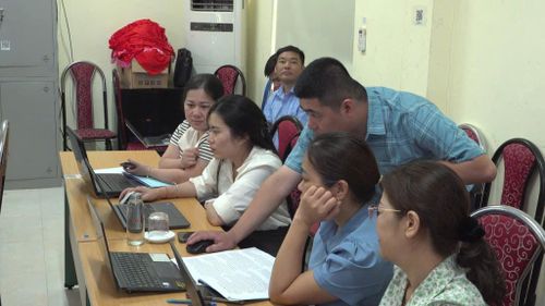 Cán bộ cơ sở được hướng dẫn sử dụng AI trong công việc.