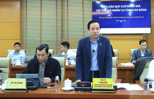 Chủ tịch UBND tỉnh Lê Hải Hòa phát biểu tại buổi làm việc với Tập đoàn Bưu chính Viễn thông Việt Nam về một số nội dung về hợp tác phát triển chuyển đổi số trên địa bàn tỉnh.