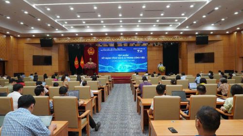 Các đồng chí lãnh đạo tỉnh, các sở, ban ngành tập huấn ứng dụng AI trong công việc.