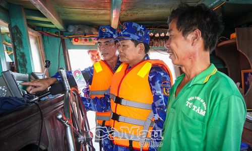 Thiếu tướng Trần Văn Xuân trực tiếp kiểm tra công tác chống khai thác IUU trên tàu cá CM-95800-TS.