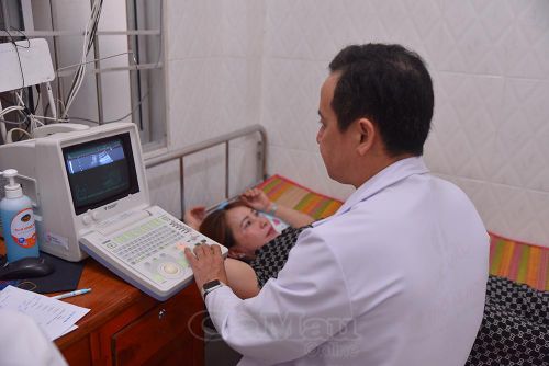Tại xã Ninh Quới, đoàn phối hợp với Phòng khám Đa khoa Hoà Minh mang trang thiết bị đến hỗ trợ kiểm tra sức khoẻ cho người dân.