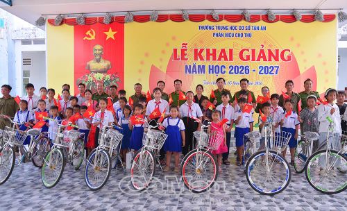 Từ nguồn vận động, tuổi trẻ Cảnh sát Kinh tế và Công an xã Tân Ân đã trao xe đạp, quà hỗ trợ học sinh và người dân trước thềm năm học mới.