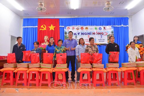 Tại mỗi nơi đến, tuổi trẻ Viện Kiểm sát cũng lồng ghép, phối hợp tổ chức tặng quà cho các hoàn cảnh khó khăn.