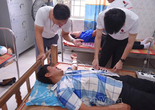 Các y, bác sĩ quan tâm tư vấn, hỗ trợ điều trị cho bà con những bệnh lý về cơ, xương, khớp thường gặp.