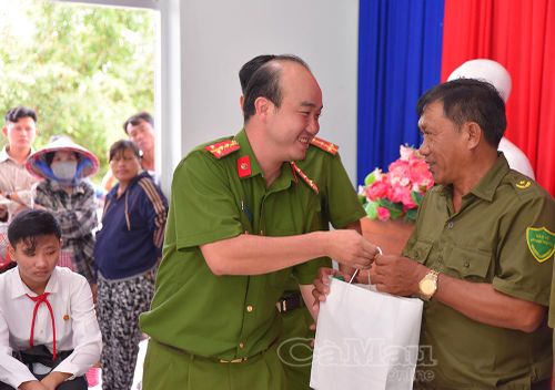 Đại uý Nguyễn Trọng Nhân, Bí thư Chi đoàn Cảnh sát Kinh tế, trao quà cho lực lượng tham gia bảo vệ an ninh, trật tự ở cơ sở.