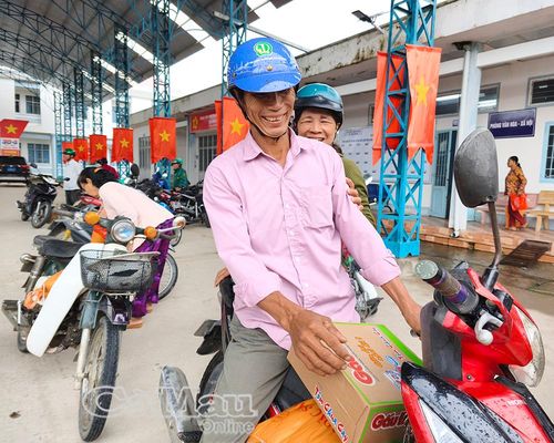 Nụ cười của người dân là “trái ngọt” của mỗi hành trình nhân ái.