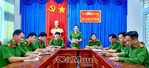 Thượng tá Nguyễn Thuý An phát động phong trào “Ba nhất” (Kỷ luật nhất - Trung thành nhất - Gần dân nhất) trong lực lượng công an xã. Ảnh: DUY PHƯƠNG