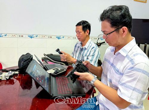 Thầy giáo Lê Anh Dũng (bên trái) cùng anh Nguyễn Tấn Tài (Khóm 1, phường Vĩnh Trạch), quản trị viên Fanpage "Bạc Liêu quê mình" chuẩn bị thiết bị để đi “tác nghiệp” tại Ngày hội Văn hoá di sản và Lễ hội Khinh khí cầu tỉnh Cà Mau.