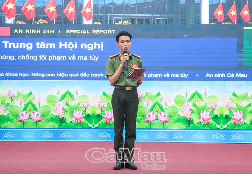 Mạnh dạn vượt qua “vùng an toàn”, thí sinh thể hiện phần dẫn song ngữ Anh - Việt về phòng, chống tội phạm ma tuý xuyên biên giới.