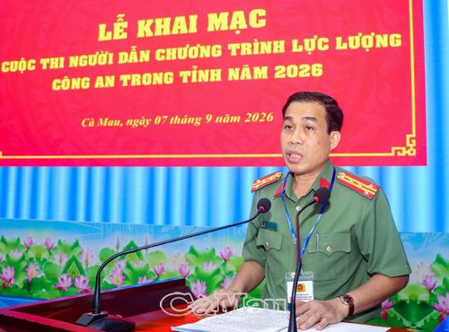 Đại tá Lê Tấn Vinh, Phó Giám đốc Công an tỉnh, Trưởng Ban tổ chức cuộc thi, phát biểu khai mạc.
