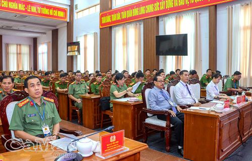 Các đại biểu dự lễ khai mạc.