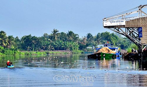  Trên sông Cà Mau (nối đô thị trung tâm tỉnh với Sông Đốc), đoạn chảy qua địa bàn phường An xuyên và Phường Lý Văn Lâm lềnh bềnh rác thải sinh hoạt.