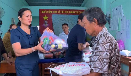 Bà Kiều Thị Ni, Chủ tịch Uỷ ban MTTQ Việt Nam xã Long Điền, trao quà cho bà con.