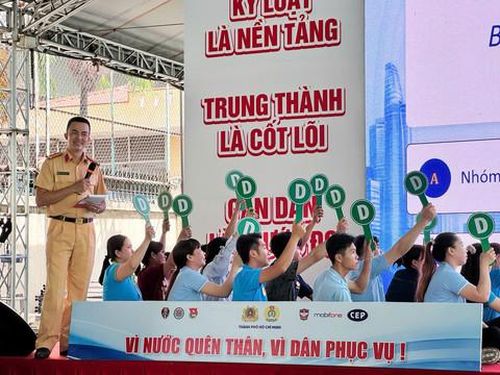 Người lao động phấn khởi tham gia trò chơi, cùng CSGT học luật giao thông
