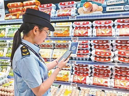 Cán bộ kiểm tra quầy trứng bằng nhãn thực phẩm điện tử để giám sát an toàn thực phẩm. Ảnh: Sina