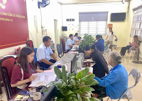 Trung tâm Phục vụ hành chính công xã Trùng Khánh lấy sự hài lòng của người dân và doanh nghiệp làm thước đo chất lượng dịch vụ. Ảnh Quốc Sơn