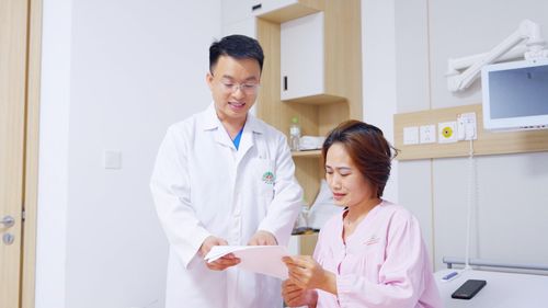 ThS.BSCKII Nguyễn Văn Xuyên trao đổi với chị Thơ về kết quả sau phẫu thuật.