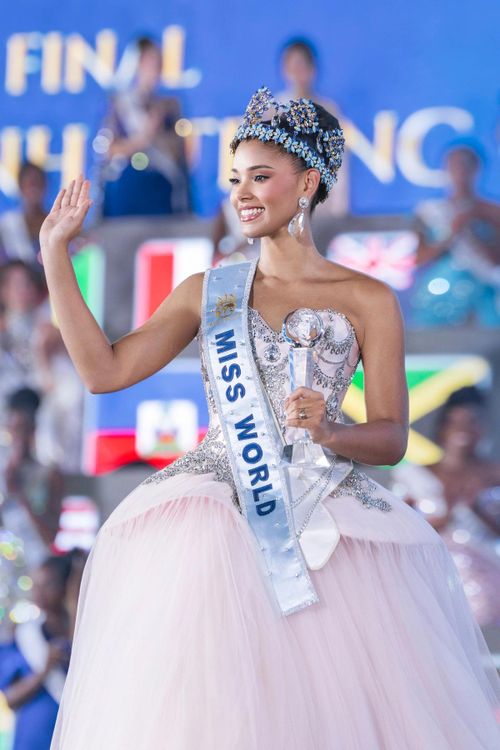 Joheirry Mola, đại diện Cộng hòa Dominica, là người giành vương miện Miss World 2026. Trước khi bước lên sân khấu chung kết, cô gây chú ý bởi hình ảnh chỉn chu, tự tin trong các hoạt động của cuộc thi.