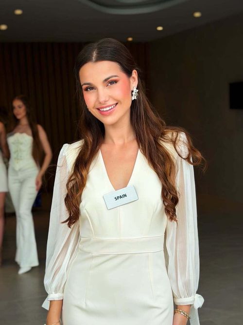 Á hậu 1 Elisabeth Reynés đến từ Mallorca, quần đảo Balearic, Tây Ban Nha. Người đẹp 22 tuổi sở hữu phong cách đời thường thiên về sự trẻ trung, nữ tính và giàu màu sắc cá nhân.