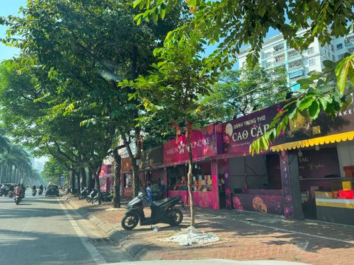 Phần lớn các cơ sở kinh doanh bánh Trung Thu trên phố Nguyễn Khuyến đã đảm bảo việc để lại tối thiểu 1,5m vỉa hè dành cho người đi bộ. Ảnh: Vân Nhi