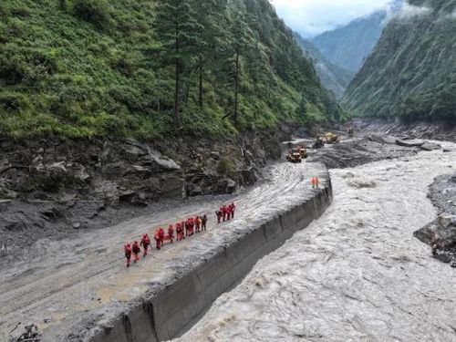 Công tác tìm kiếm các nạn nhân trong thảm họa lũ quét vẫn được Trung Quốc khẩn trương tiến hành. Ảnh: Cổng thông tin chính quyền Tây Tạng.