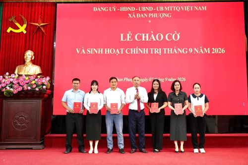 Khen thưởng cho các cá nhân có thành tích xuất sắc trong tháng 8. Ảnh: Ngân Nguyễn