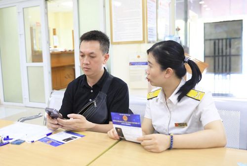 Hướng dẫn thủ tục cho người nộp thuế tại Thuế cơ sở 4 thành phố Hà Nội. Ảnh: Đỗ Tâm
