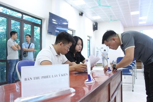 Sau khi theo dõi quy hoạch, phiếu ý kiến của người dân sẽ được UBND phường Lĩnh Nam tổng hợp đầy đủ. Ảnh: MH
