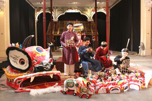 Cộng đồng sáng tạo trẻ tham gia giới thiệu sản phẩm tại triển lãm "Lưu trăng". Ảnh: Vi Giáng