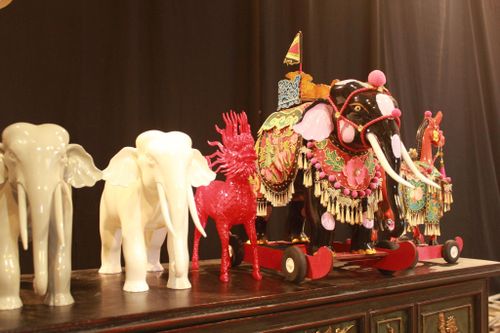 Bộ sưu tập linh vật của Thong Dong gây ấn tượng tại triển lãm. Ảnh: Vi Giáng