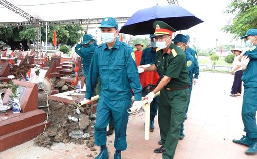 Lực lượng chức năng tiến hành công tác lấy mẫu đảm bảo trang nghiêm, an toàn, đúng tiến độ. Ảnh T. Đạt