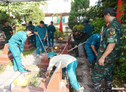Các lực lượng tích cực thực hiện nhiệm vụ. Ảnh: Lê Dung.