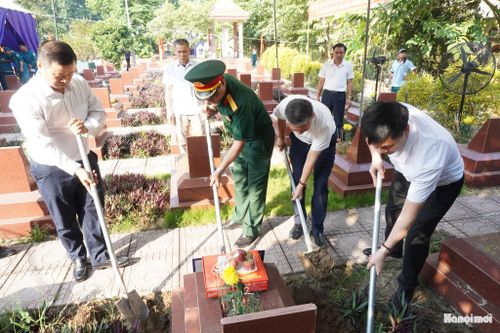 Công tác lấy mẫu được đặt ra yêu cầu nghiêm ngặt về tính chính xác. Ảnh: Lê Dung.