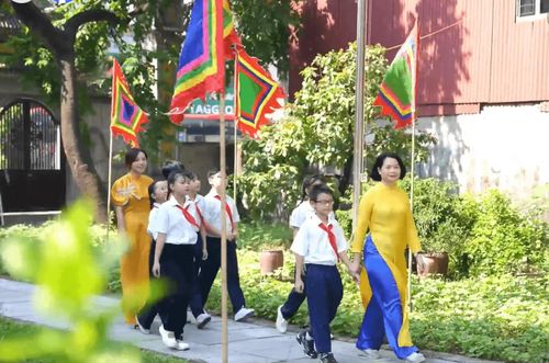 Đình Mai Dịch trở thành không gian để giáo viên, học sinh tìm hiểu lịch sử và các giá trị văn hóa của quê hương. Ảnh: Quỳnh Anh
