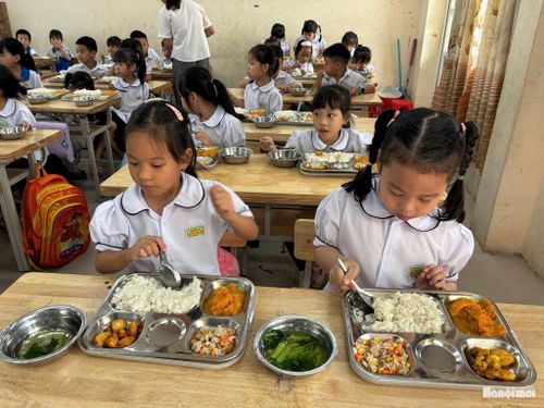 Học sinh Trường Tiểu học Nguyễn Thượng Hiền trong bữa ăn bán trú ngày đầu năm học mới (Ảnh: Nhà trường cung cấp).