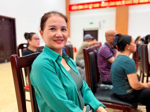 Bà Phạm Phương Hoa đến bốc thăm đất tái định cư dự án đường Vành đai 3. Ảnh: Thanh Hà