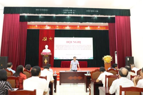 Hội nghị triển khai kế hoạch lấy ý kiến cộng đồng dân cư về điều chỉnh Quy hoạch phân khu đô thị sông Hồng tại xã Hồng Vân. Ảnh: Vũ Cường.