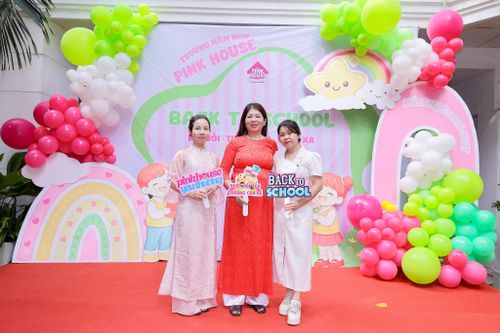 Bà Bùi Thị Tuyết (ngoài cùng bên trái) quản lý chuyên môn Trường Mầm non Pink House, cho biết giáo viên bắt đầu từ những việc nhỏ để giúp trẻ quen lớp, quen cô và hình thành nề nếp trong năm học mới. Ảnh: PV