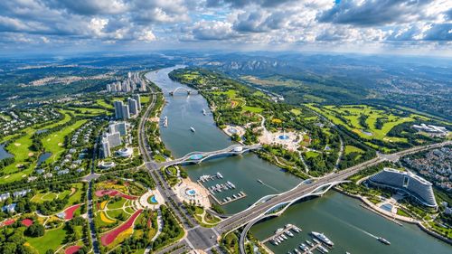 Phối cảnh một không gian đô thị ven sông hiện đại, nơi mặt nước, công viên, giao thông và các khu chức năng được kết nối hài hòa. Ảnh: PV