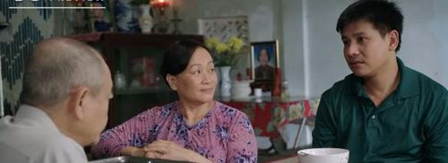 Bảy Sang phải đi kiếm được nghề làm ăn chân chính như bố mẹ đặt ra. Ảnh VTV