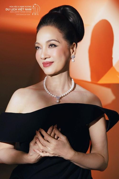 NSND Lê Khanh là một trong những gương mặt tiêu biểu của sân khấu Việt Nam. Chị sinh ra trong gia đình có truyền thống nghệ thuật, là con gái của cố NSND Trần Tiến và NSƯT Lê Mai. Hai chị em của Lê Khanh là NSƯT Lê Vân và NSƯT Lê Vi cũng đều hoạt động nghệ thuật.