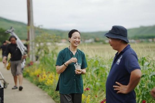 Bên cạnh diễn xuất, Lê Khanh còn tham gia đào tạo. Chị dành thời gian truyền đạt kinh nghiệm cho những người trẻ theo đuổi nghề diễn, từ kỹ thuật biểu diễn đến cách tìm hiểu tâm lý nhân vật.